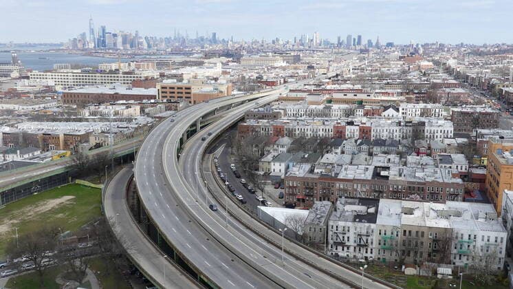 March 22, 2020, New York, International: (NEW)..Aerial view of New York amid Coronavirus. March 22,2020,New York,USA:Aerial view of highways and deserted streets that lead to the New York skyline devastated by the coronavirus pandemic. The governor of New York, Andrew Cuomo decreed starting this evening (22), closure of all businesses except the most important ones such as health, press, supermarkets etc...Credit: Thenews2 New York - ZUMAn293 20200322_znp_n293_007 Copyright: xJuliaxMineevax