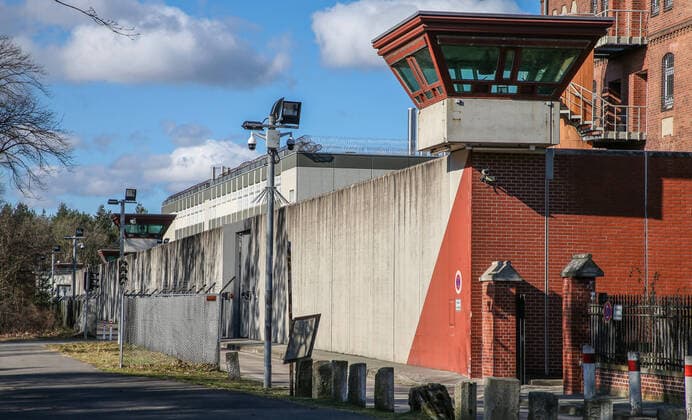 JVA Tegel Berlin, 22.03.2020, Justizvollzugsanstalt Tegel. Mauer mit Stacheldraht umgibt JVA Tegel zwischen Wachtuermen. Berlin Berlin Deutschland JVA Tegel