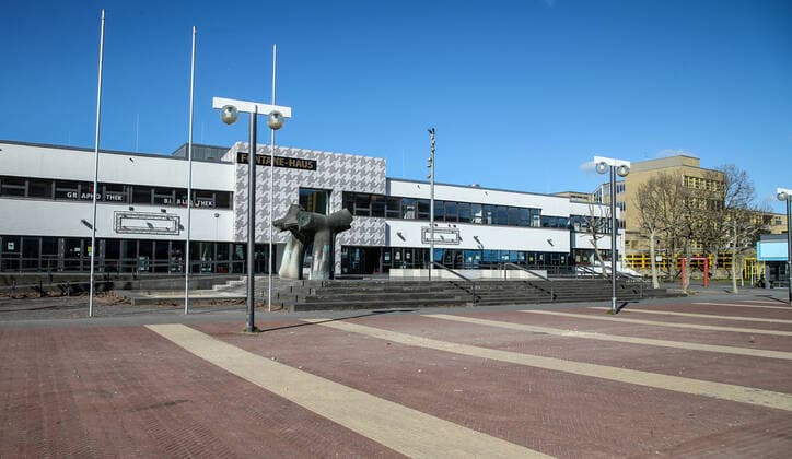 Coronavirus in Berlin Berlin, 22.03.2020, Fontane-Haus im Maerkischen Viertel. Viele Veranstaltungen im Kulturzentrum sind aufgrund des Coronavirus abgesagt oder verschoben. Treppe und Brunnen auf dem Vorplatz sind ungewoehnlich Menschenleer. Berlin Berlin Deutschland Fontane-Haus