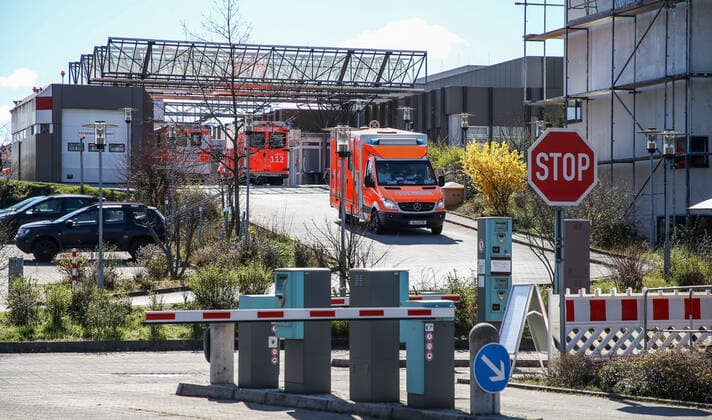 Coronavirus in Berlin Berlin, 22.03.2020, Vivantes-Krankenhaus. Krankenwagen der Berliner Feuerwehr kommt von Rettungsstellenzufahrt. Im Hintergrund stehen mehrere Einsatzwagen der Notaerzte. Wegen des Coronavirus haben sich die Kliniken auf den Notstand vorbereitet. Berlin Berlin Deutschland Humboldt-Klinikum