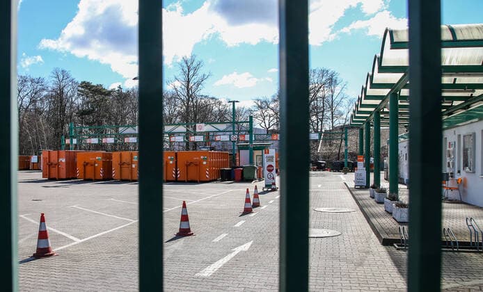 Coronavirus in Berlin Berlin, 22.03.2020, Recyclinghof der BSR Lengeder Strasse. Wegen des Coronavirus haengt ein Schild mit veraenderten Oeffnungszeiten am Eingang. Ab sofort sind die Recyclinghoefe nur noch von Dienstag bis Samstag geoeffnet, um den persoenlichen Kontakt zu reduzieren und den Infektionsschutz zu gewaehrleisten. Berlin Berlin Deutschland Recyclinghof BSR