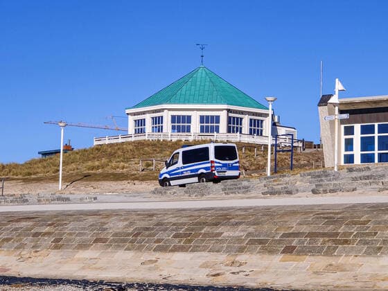 Norderney. 22 MAR 2020. Die ostfriesische Insel Norderney wird auf Grund der Corona-Pandemie von Urlaubsgästen geräumt. Einheiten der Bereitschaftspolizei helfen den Kollegen auf Norderney bei der Räumung von Hotels und Ferienwohnungen. Alle Touristen müssen Norderney spätestens heute verlassen. OSTFRIESLAND. Ostfriesische Inseln. Copyright: JanisMEYER Priller&MAUG JMY5F2021X