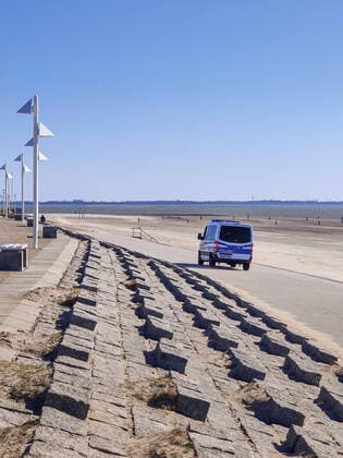 Norderney. 22 MAR 2020. Die ostfriesische Insel Norderney wird auf Grund der Corona-Pandemie von Urlaubsgästen geräumt. Einheiten der Bereitschaftspolizei helfen den Kollegen auf Norderney bei der Räumung von Hotels und Ferienwohnungen. Alle Touristen müssen Norderney spätestens heute verlassen. OSTFRIESLAND. Ostfriesische Inseln. Copyright: JanisMEYER Priller&MAUG JMY5F2020X