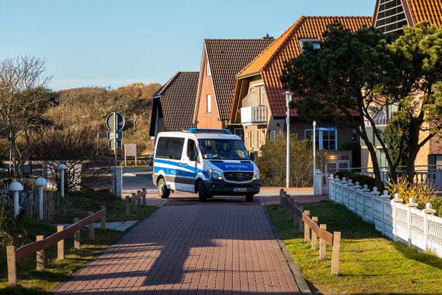 Norderney. 22 MAR 2020. Die ostfriesische Insel Norderney wird auf Grund der Corona-Pandemie von Urlaubsgästen geräumt. Einheiten der Bereitschaftspolizei helfen den Kollegen auf Norderney bei der Räumung von Hotels und Ferienwohnungen. Alle Touristen müssen Norderney spätestens heute verlassen. OSTFRIESLAND. Ostfriesische Inseln. Copyright: JanisMEYER Priller&MAUG JMY5F2034X
