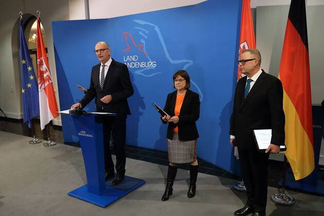 Ministerpräsident Dietmar Woidke (SPD), Gesundheitsministerin Ursula Nonnemacher (Bündnis 90 Die Grünen) und Innenminister Michael Stübgen (CDU), v.l., während einer Pressekonferenz zu weiteren Maßnahmen gegen die Ausbreitung des Coronavirus, wie etwa u.a. Betretungsverbot für öffentliche Orte, mit Ausnahmen unter dem Vorbehalt der Kontaktbeschränkung auf zwei Personen und 1,5 Meter Mindestabstand, Staatskanzlei, Potsdam, 22. März 2020. Brandenburg PK Coronavirus