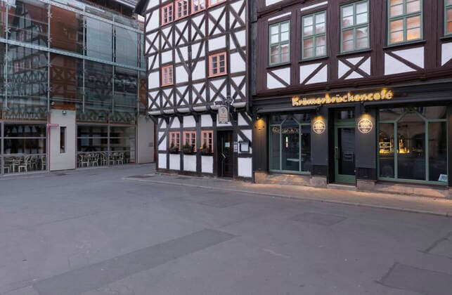Blick auf den menschenleeren Benediktplatz am 22.03.2020 in Erfurt. search: Deutschland Thueringen Aussenaufnahme Tourismus Rueckgang ausbleiben ausbleibend Sehenswuerdigkeit Sehenswuerdigkeiten Tourismuskrise Stadt Stadtansicht Umsatzausfall Umsatzausfaelle schliessen geschlossen Schliessung Pleite Umsaetze Umsatzrueckgang Ueberleben laufende Kosten Miete ausbleibende Einnahmen Leere leer flaute Soziales Sozial Gesundheit Krise Coronakrise Krankheit Uebertragung uebertragen sozial soziale Kontakt Kontakte Infektion Schmierinfektion infizieren anstecken Ansteckung minimieren Ansteckungsgefahr sperren gesperrt Sicherung Sicherheit Anordnung Ansteckung Ausgangssperre Behoerden COVID-19 Corona Coronavirus Virus Covid Covid-19 Covid19 Covid 19 Coronaepidemie Epedemie Pandemie Coronainfektion Coronapandemie Coronavirus Outbreak Ausbruch Ei