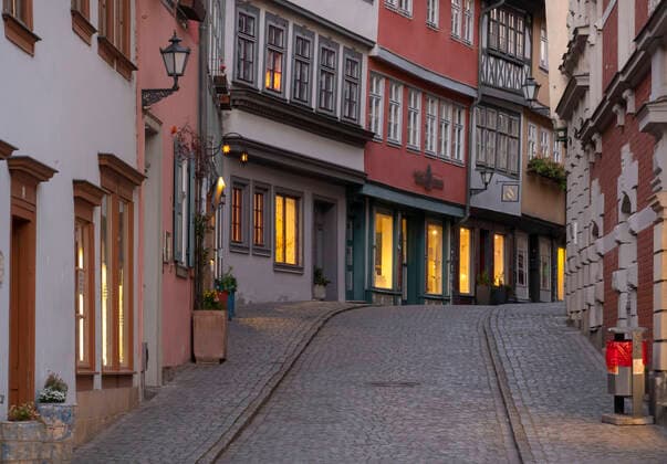 Blick auf die menschleere Kraemerbruecke am 22.03.2020 in Erfurt. search: Deutschland Thueringen Aussenaufnahme Tourismus Rueckgang ausbleiben ausbleibend Sehenswuerdigkeit Sehenswuerdigkeiten Tourismuskrise Stadt Stadtansicht Umsatzausfall Umsatzausfaelle schliessen geschlossen Schliessung Pleite Umsaetze Umsatzrueckgang Ueberleben laufende Kosten Miete ausbleibende Einnahmen Leere leer flaute Soziales Sozial Gesundheit Krise Coronakrise Krankheit Uebertragung uebertragen sozial soziale Kontakt Kontakte Infektion Schmierinfektion infizieren anstecken Ansteckung minimieren Ansteckungsgefahr sperren gesperrt Sicherung Sicherheit Anordnung Ansteckung Ausgangssperre Behoerden COVID-19 Corona Coronavirus Virus Covid Covid-19 Covid19 Covid 19 Coronaepidemie Epedemie Pandemie Coronainfektion Coronapandemie Coronavirus Outbreak Ausbruch Eins