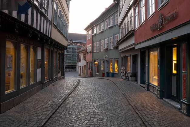 Blick auf die menschleere Kraemerbruecke am 22.03.2020 in Erfurt. search: Deutschland Thueringen Aussenaufnahme Tourismus Rueckgang ausbleiben ausbleibend Sehenswuerdigkeit Sehenswuerdigkeiten Tourismuskrise Stadt Stadtansicht Umsatzausfall Umsatzausfaelle schliessen geschlossen Schliessung Pleite Umsaetze Umsatzrueckgang Ueberleben laufende Kosten Miete ausbleibende Einnahmen Leere leer flaute Soziales Sozial Gesundheit Krise Coronakrise Krankheit Uebertragung uebertragen sozial soziale Kontakt Kontakte Infektion Schmierinfektion infizieren anstecken Ansteckung minimieren Ansteckungsgefahr sperren gesperrt Sicherung Sicherheit Anordnung Ansteckung Ausgangssperre Behoerden COVID-19 Corona Coronavirus Virus Covid Covid-19 Covid19 Covid 19 Coronaepidemie Epedemie Pandemie Coronainfektion Coronapandemie Coronavirus Outbreak Ausbruch Eins
