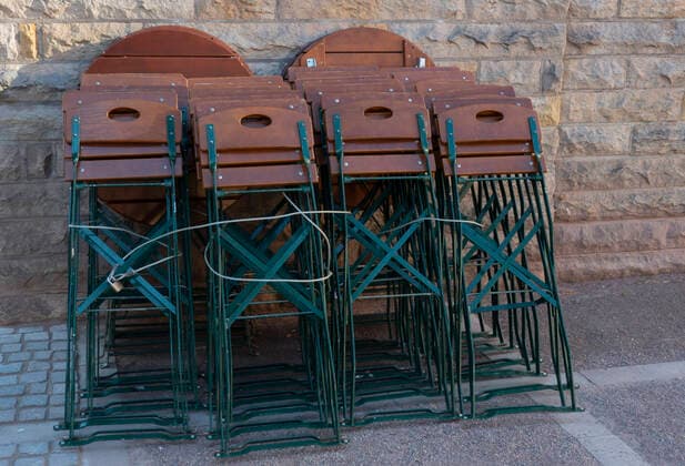 Stuehle stehen in einem Biergarten eines geschlossenen Restaurants am 22.03.2020 in Erfurt. search: Deutschland Thueringen Aussenaufnahme Tourismus Tourismuskrise Stadt Stadtansicht Gastronomie Restaurant Restaurants keine Gaeste Umsatzausfall Umsatzausfaelle schliessen geschlossen Schliessung Pleite Umsaetze Umsatzrueckgang Ueberleben gastronomisch Dienstleistung laufende Kosten Miete ausbleibende Einnahmen Leere Stuhl Stuehle flaute Soziales Sozial Gesundheit Krise Coronakrise Krankheit Uebertragung uebertragen sozial soziale Kontakt Kontakte Infektion Schmierinfektion infizieren anstecken Ansteckung minimieren Ansteckungsgefahr sperren gesperrt Sicherung Sicherheit Anordnung Ansteckung Ausgangssperre Behoerden COVID-19 Corona Coronavirus Virus Covid Covid-19 Covid19 Covid 19 Coronaepidemie Epedemie Pandemie Coronainfektion Coronapa