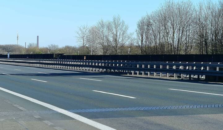 Coronavirus - Leere Autobahn am 22.03.2020 in Duisburg Es fahren am 22.03.2020 fast keine Autos auf der Autobahn A42 in Duisburg. Am Nachmittag beraten die Ministerpräsidenten der Länder und die Bundeskanzlerin wegen der Corona-Krise über weitere Bewegungseinschränkungen der Menschen.