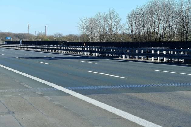Coronavirus - Leere Autobahn am 22.03.2020 in Duisburg Es fahren am 22.03.2020 fast keine Autos auf der Autobahn A42 in Duisburg. Am Nachmittag beraten die Ministerpräsidenten der Länder und die Bundeskanzlerin wegen der Corona-Krise über weitere Bewegungseinschränkungen der Menschen.