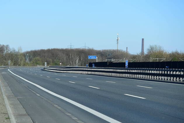 Coronavirus - Leere Autobahn am 22.03.2020 in Duisburg Es fahren am 22.03.2020 fast keine Autos auf der Autobahn A42 in Duisburg. Am Nachmittag beraten die Ministerpräsidenten der Länder und die Bundeskanzlerin wegen der Corona-Krise über weitere Bewegungseinschränkungen der Menschen.