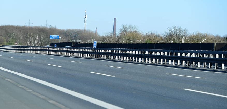 Coronavirus - Leere Autobahn am 22.03.2020 in Duisburg Es fahren am 22.03.2020 fast keine Autos auf der Autobahn A42 in Duisburg. Am Nachmittag beraten die Ministerpräsidenten der Länder und die Bundeskanzlerin wegen der Corona-Krise über weitere Bewegungseinschränkungen der Menschen.