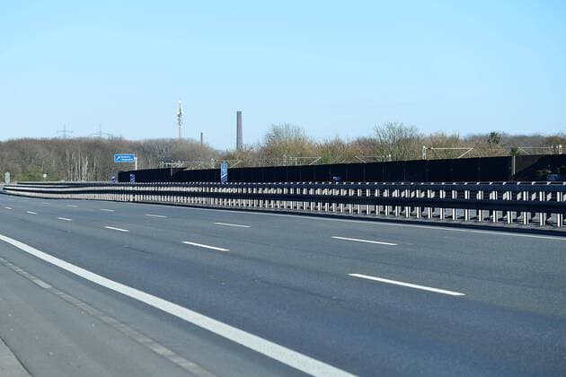 Coronavirus - Leere Autobahn am 22.03.2020 in Duisburg Es fahren am 22.03.2020 fast keine Autos auf der Autobahn A42 in Duisburg. Am Nachmittag beraten die Ministerpräsidenten der Länder und die Bundeskanzlerin wegen der Corona-Krise über weitere Bewegungseinschränkungen der Menschen.
