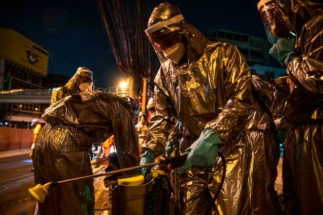 News Bilder des Tages March 22, 2020, Bangkok, Bangkok, Thailand: Members of the Royal Thai Army have conducted sanitization activities in Bangkok nightly since March 19th in an effort to slow the spread of the Covid-19 virus, descending on areas of the city that see heavy pedestrian traffic. Wearing protective suits the soldiers and volunteers spray the sidewalks with chemical disinfectant and also clean high touch surfaces such as guard rails and ATM machines. Thailand s number of confirmed Covid-19 cases rose to 599, an increase of 188 from the day prior, the largest 1 day increase the country has seen so far. Bangkok Thailand - ZUMAt128 20200322_zap_t128_004 Copyright: xAdryelxTalamantesx