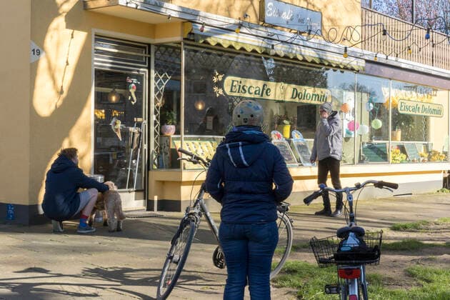 EiscafÃ Dolomiti EiscafÃ Dolimiti: Gäste dürfen das Lokal wegen der Corona Epidemie nur einzeln oder zu Zweit betreten, alle anderen warten mit mindestens 1,5 m Abstand zueinander draußen ice cream parlour Dolomiti in Bielefeld: due to Corona epidemic, only 1 or 2 guests are allowed to enter at the same time, all others wait outiside keeping their distances, 22.3.2020