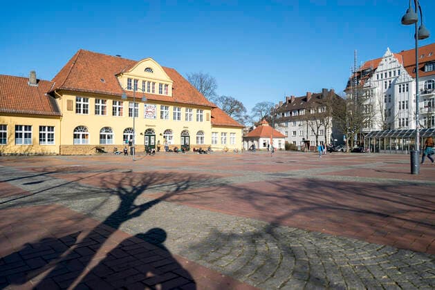 leerer Siegfriedplatz Der sonst bei schönem Wetter überlaufene Siegfriedplatz (Siggi) in Bielefeld liegt wegen der Corona Pandemie menschenleer in der Nachmittagssonne popular Siegfriedplatz in Bielefeld is empty due to Corona epidemic, 22.3.2020