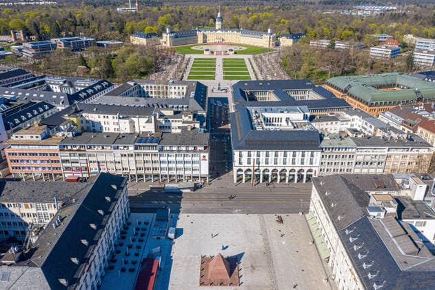 Luftbild_Stadtmitte am 22.03.2020 in Karlsruhe (), Germany Vorne die Karlsruher Pyramide am Marktplatz, hinten das Karlsruher Wahrzeichen, das Schloss und Landesmuseum. Karlsruhe Innenstadt-Ost Südwestlicher Te Baden-Württemberg Germany