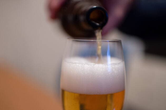 Deutschland 15.03.2020: Feature Alltag Ein Bier wird in ein Bierglas eingeschüttet , Deutschland