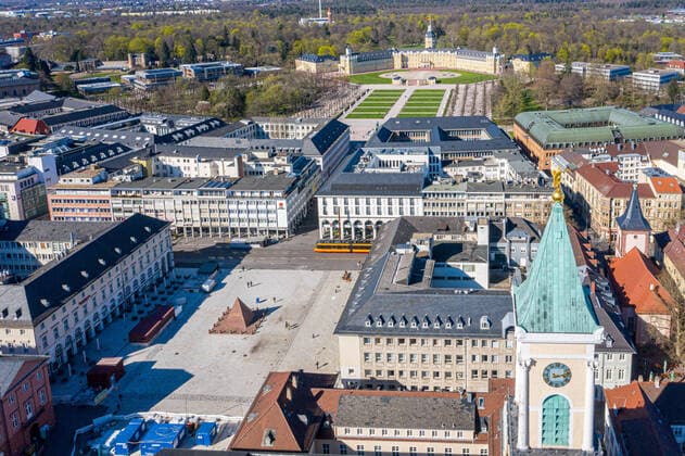 Luftbild_Stadtmitte am 22.03.2020 in Karlsruhe (), Germany Turm der evangelischen Stadtkirche, im Hintergrund das Karlsruher Wahrzeichen, das Schloss. Karlsruhe Innenstadt-Ost Südwestlicher Te Baden-Württemberg Germany