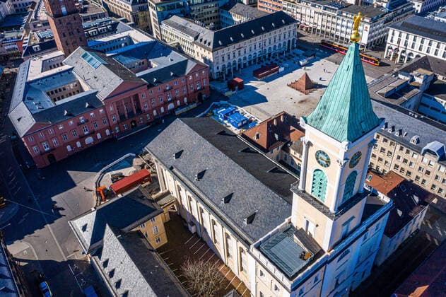 Luftbild_Stadtmitte am 22.03.2020 in Karlsruhe (), Germany Die evangelische Stadtkirche am Marktplatz, links hinten das Rathaus. Karlsruhe Innenstadt-Ost Südwestlicher Te Baden-Württemberg Germany