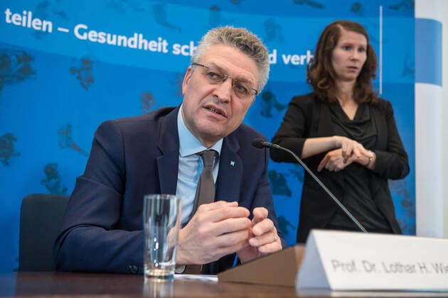 Gesundheit Corona-Virus Robert Koch-Institut Aufgrund der Corona-Krise haelt das Robert Koch-Institut, eine selbststaendige deutsche Bundesoberbehoerde fuer Infektionskrankheiten, taeglich ein Pressebriefing ab um die Oeffentlichkeit ueber den Verlauf der Virusepedimie und ueber Gegenmassnahmen zu informieren. Im Bild auf dem Podium vlnr.: Prof. Dr. Lothar H. Wieler, Praesident des Robert Koch-Institut; Bernadette Zwiener, Gebaerdensprachdolmetscherin am Freitag den 20. Maerz 2020. 20.3.2020, Berlin