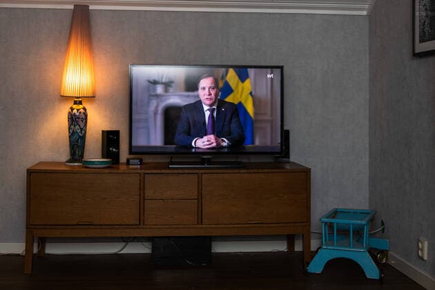 200322 Ett tv-sänt tal till nationen av sveriges statsminister Stefan Löfven med anledning av coronaviruset covid 19 den 22 mars 2020 i Örby. Copyright: MATHIASxBERGELD 47089476st