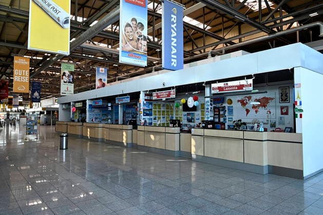 Der Flughafen Niederrhein ( Eigenbezeichnung Airport Weeze ) ist ein Verkehrsflughafen im nordrhein-westfälischen Bundesland ( NRW ) Weeze.Der Flughafen,Airport wird vor allem durch die irische Fluglinie Ryanair genutzt. Durch das Coronavirus ( Covid-19 ) finden auf dem Airport Weeze kaum noch Flugbewegungen statt. Das Foto zeigt die leere Abflughalle und die geschlossenden Ryanair-Schalter,fotografiert am 22.03.2020. Â