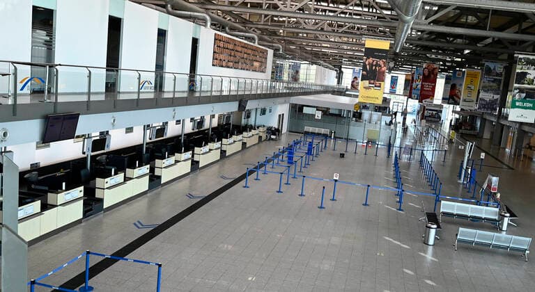 Der Flughafen Niederrhein ( Eigenbezeichnung Airport Weeze ) ist ein Verkehrsflughafen im nordrhein-westfälischen Bundesland ( NRW ) Weeze.Der Flughafen,Airport wird vor allem durch die irische Fluglinie Ryanair genutzt. Durch das Coronavirus ( Covid-19 ) finden auf dem Airport Weeze kaum noch Flugbewegungen statt. Das Foto zeigt die leere Abflughalle und die geschlossenden Ryanair-Schalter,fotografiert am 22.03.2020. Â