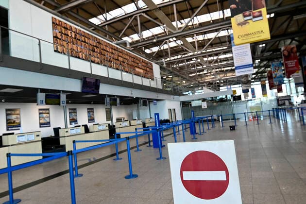 Der Flughafen Niederrhein ( Eigenbezeichnung Airport Weeze ) ist ein Verkehrsflughafen im nordrhein-westfälischen Bundesland ( NRW ) Weeze.Der Flughafen,Airport wird vor allem durch die irische Fluglinie Ryanair genutzt. Durch das Coronavirus ( Covid-19 ) finden auf dem Airport Weeze kaum noch Flugbewegungen statt. Das Foto zeigt die leere Abflughalle und die geschlossenden Ryanair-Schalter,fotografiert am 22.03.2020. Â