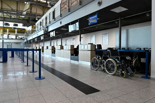 Der Flughafen Niederrhein ( Eigenbezeichnung Airport Weeze ) ist ein Verkehrsflughafen im nordrhein-westfälischen Bundesland ( NRW ) Weeze.Der Flughafen,Airport wird vor allem durch die irische Fluglinie Ryanair genutzt. Durch das Coronavirus ( Covid-19 ) finden auf dem Airport Weeze kaum noch Flugbewegungen statt. Das Foto zeigt die leere Abflughalle und die geschlossenden Ryanair-Schalter,fotografiert am 22.03.2020. Â