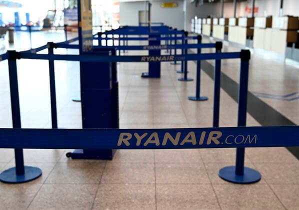 Der Flughafen Niederrhein ( Eigenbezeichnung Airport Weeze ) ist ein Verkehrsflughafen im nordrhein-westfälischen Bundesland ( NRW ) Weeze.Der Flughafen,Airport wird vor allem durch die irische Fluglinie Ryanair genutzt. Durch das Coronavirus ( Covid-19 ) finden auf dem Airport Weeze kaum noch Flugbewegungen statt. Das Foto zeigt die leere Abflughalle und die geschlossenden Ryanair-Schalter,fotografiert am 22.03.2020. Â