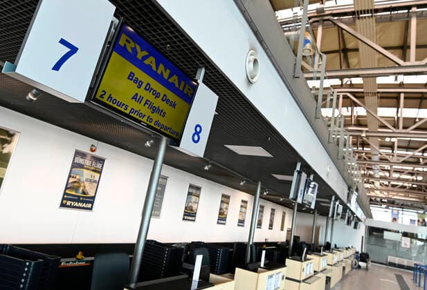 Der Flughafen Niederrhein ( Eigenbezeichnung Airport Weeze ) ist ein Verkehrsflughafen im nordrhein-westfälischen Bundesland ( NRW ) Weeze.Der Flughafen,Airport wird vor allem durch die irische Fluglinie Ryanair genutzt. Durch das Coronavirus ( Covid-19 ) finden auf dem Airport Weeze kaum noch Flugbewegungen statt. Das Foto zeigt die leere Abflughalle und die geschlossenden Ryanair-Schalter,fotografiert am 22.03.2020. Â
