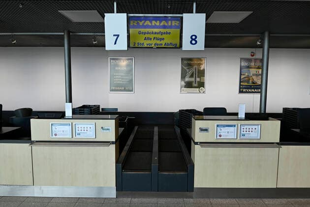 Der Flughafen Niederrhein ( Eigenbezeichnung Airport Weeze ) ist ein Verkehrsflughafen im nordrhein-westfälischen Bundesland ( NRW ) Weeze.Der Flughafen,Airport wird vor allem durch die irische Fluglinie Ryanair genutzt. Durch das Coronavirus ( Covid-19 ) finden auf dem Airport Weeze kaum noch Flugbewegungen statt. Das Foto zeigt die leere Abflughalle und die geschlossenden Ryanair-Schalter,fotografiert am 22.03.2020. Â