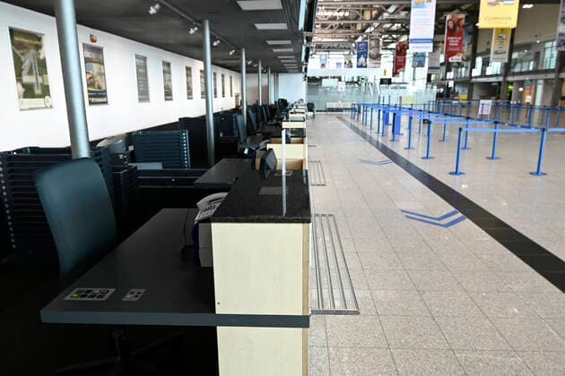 Der Flughafen Niederrhein ( Eigenbezeichnung Airport Weeze ) ist ein Verkehrsflughafen im nordrhein-westfälischen Bundesland ( NRW ) Weeze.Der Flughafen,Airport wird vor allem durch die irische Fluglinie Ryanair genutzt. Durch das Coronavirus ( Covid-19 ) finden auf dem Airport Weeze kaum noch Flugbewegungen statt. Das Foto zeigt die leere Abflughalle und die geschlossenden Ryanair-Schalter,fotografiert am 22.03.2020. Â