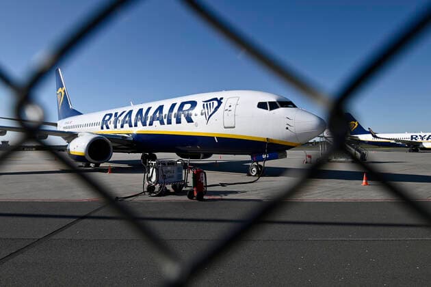 Der Flughafen Niederrhein ( Eigenbezeichnung Airport Weeze ) ist ein Verkehrsflughafen im nordrhein-westfälischen Bundesland ( NRW ) Weeze.Der Flughafen,Airport wird vor allem durch die irische Fluglinie Ryanair genutzt. Durch das Coronavirus ( Covid-19 ) finden auf dem Airport Weeze kaum noch Flugbewegungen statt. Das Foto zeigt eine abgestelltes Ryanair-Flugzeug auf Airport Weeze,fotografiert am 22.03.2020. Â