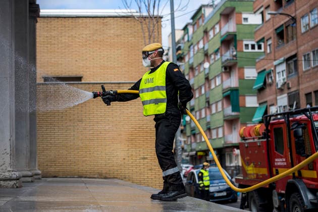 March 22, 2020, Granada, Spain: A member of the UME (Emergency Army Unit) doing disinfection work at the Virgen de las Nieves university hospital during the state of emergency..The Spanish government has decreed 15 more days of a state of emergency due to the situation of the coronavirus outbreak. In Spain the current situation is 28,000 infected and 1,720 dead by the COVID-19. Granada Spain - ZUMAs197 20200322_zaa_s197_141 Copyright: xCarlosxGilx