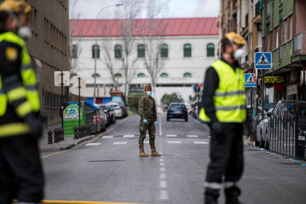 News Bilder des Tages March 22, 2020, Granada, Spain: A Spanish Army Legionnaire is seen together with members of the UME (Emergency Army Unit) doing disinfection work at the Virgen de Las Nieves university hospital during the state of emergency..The Spanish government has decreed 15 more days of a state of emergency due to the situation of the coronavirus outbreak. In Spain the current situation is 28,000 infected and 1,720 dead by the COVID-19. Granada Spain - ZUMAs197 20200322_zaa_s197_144 Copyright: xCarlosxGilx