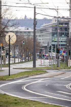 Sonntag Nachmittag Tag 2 nach Erlass der städtischen Allgemeinverfügung mit Ausgangsbeschränkungen in Dresden aufgrund des neuartigen Coronavirus. St. Petersburger Straße Blick Richtung Hauptbahnhof. 22.03.2020, Dresden, Deutschland, Altstadt, Dresden