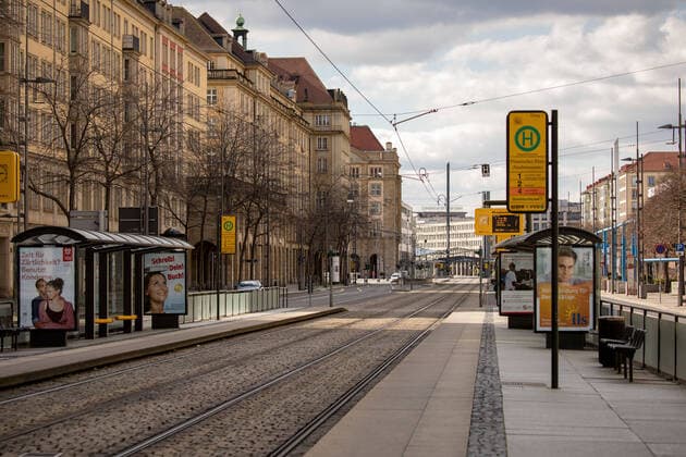 Sonntag Nachmittag Tag 2 nach Erlass der städtischen Allgemeinverfügung mit Ausgangsbeschränkungen in Dresden aufgrund des neuartigen Coronavirus. Straßenbahnhaltestelle am Pirnaischen Platz mit Blick Richtung Postplatz. 22.03.2020, Dresden, Deutschland, Altstadt, Dresden