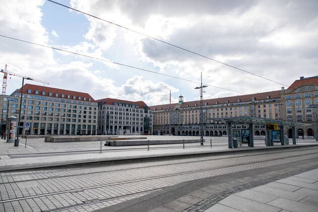 Sonntag Nachmittag Tag 2 nach Erlass der städtischen Allgemeinverfügung mit Ausgangsbeschränkungen in Dresden aufgrund des neuartigen Coronavirus. Menschenleerer Altmarkt mit Haltestelle. 22.03.2020, Dresden, Deutschland, Altstadt, Dresden