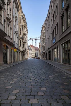 Sonntag Nachmittag Tag 2 nach Erlass der städtischen Allgemeinverfügung mit Ausgangsbeschränkungen in Dresden aufgrund des neuartigen Coronavirus. Leere Frauenstraße mit Blick Richtung Neumarkt. 22.03.2020, Dresden, Deutschland, Altstadt, Dresden
