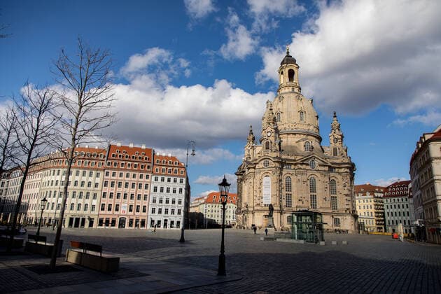 Sonntag Nachmittag Tag 2 nach Erlass der städtischen Allgemeinverfügung mit Ausgangsbeschränkungen in Dresden aufgrund des neuartigen Coronavirus. Neumarkt mit Frauenkirche ohne Menschen. 22.03.2020, Dresden, Deutschland, Dresden Altstadt, Dresden