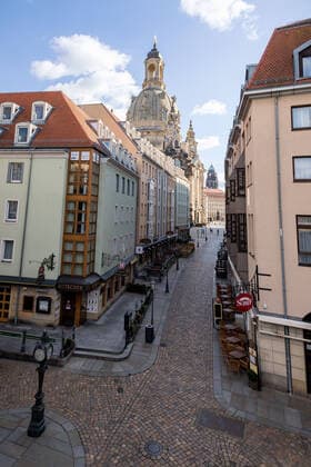 Sonntag Nachmittag Tag 2 nach Erlass der städtischen Allgemeinverfügung mit Ausgangsbeschränkungen in Dresden aufgrund des neuartigen Coronavirus. Blick auf die leere Münzgasse bis zum Neumarku mit Frauenkirche, fotografiert von der Brühlsche Terrasse aus. 22.03.2020, Dresden, Deutschland, Dresden Altstadt, Dresden