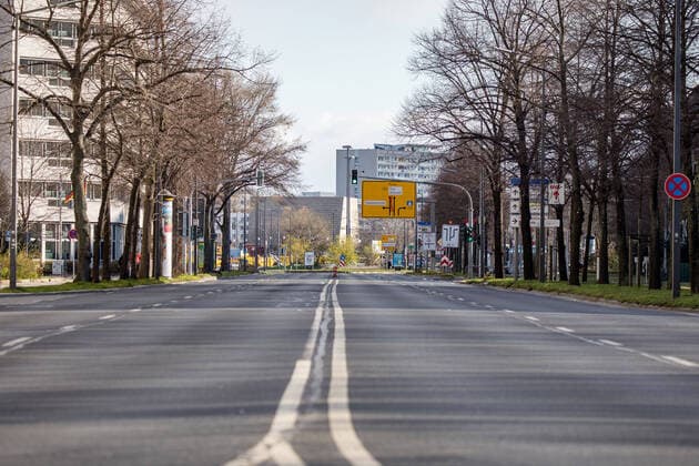 Sonntag Nachmittag Tag 2 nach Erlass der städtischen Allgemeinverfügung mit Ausgangsbeschränkungen in Dresden aufgrund des neuartigen Coronavirus. Leere Albertstraße vom Albertplatz Richtung Carolaplatz. 22.03.2020, Dresden, Deutschland, Dresden Altstadt, Dresden