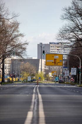 Sonntag Nachmittag Tag 2 nach Erlass der städtischen Allgemeinverfügung mit Ausgangsbeschränkungen in Dresden aufgrund des neuartigen Coronavirus. Leere Albertstraße vom Albertplatz Richtung Carolaplatz. 22.03.2020, Dresden, Deutschland, Dresden Altstadt, Dresden