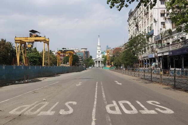 India: Civil curfew against COVID-19 a deserted road during a one-day Janata (civil) curfew imposed as a preventive measure against the COVID-19 coronavirus, in Kolkata on March 22, 2020. Nearly one billion people around the world were confined to their homes, as the coronavirus death toll crossed 13,000 and factories were shut in worst-hit Italy after another single-day fatalities record. West Bengal India Copyright: DipaxChakraborty