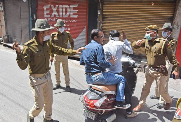 India: Curfew due to COVID-19 cases in Bhilwara Policeman taking action against man during curfew imposed by the authorities in order to control the spread of the deadly coronavirus COVID-19 in Bhilwara. The deadly novel coronavirus cases in India rose to 396 on Sunday. Bhilwara Rajasthan India Copyright: SumitxSaraswat