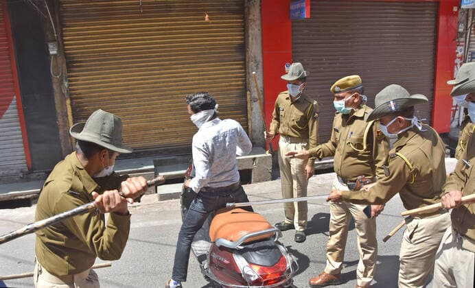News Bilder des Tages India: Curfew due to COVID-19 cases in Bhilwara Policeman taking action against man during curfew imposed by the authorities in order to control the spread of the deadly coronavirus COVID-19 in Bhilwara. The deadly novel coronavirus cases in India rose to 396 on Sunday. Bhilwara Rajasthan India Copyright: SumitxSaraswat