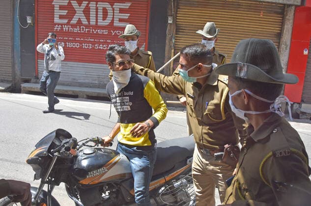 India: Curfew due to COVID-19 cases in Bhilwara Policeman taking action against man during curfew imposed by the authorities in order to control the spread of the deadly coronavirus COVID-19 in Bhilwara. The deadly novel coronavirus cases in India rose to 396 on Sunday. Bhilwara Rajasthan India Copyright: SumitxSaraswat
